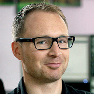 ein Mann mit Brille und L&auml;cheln