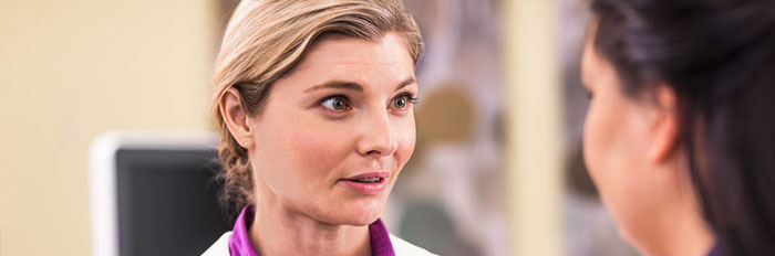 eine Frau, die zur Seite schaut