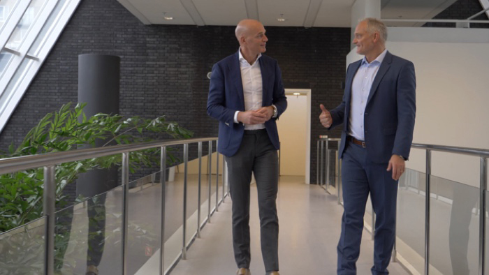 M&auml;nner unterhalten sich im Gehen