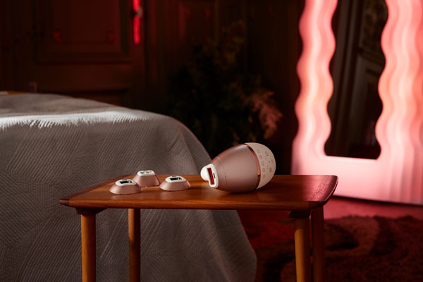 : Ein IPL-Gerät mit mehreren verschiedenen Aufsätzen auf einem Tisch, bereit zur IPL-Haarentfernung im Intimbereich.