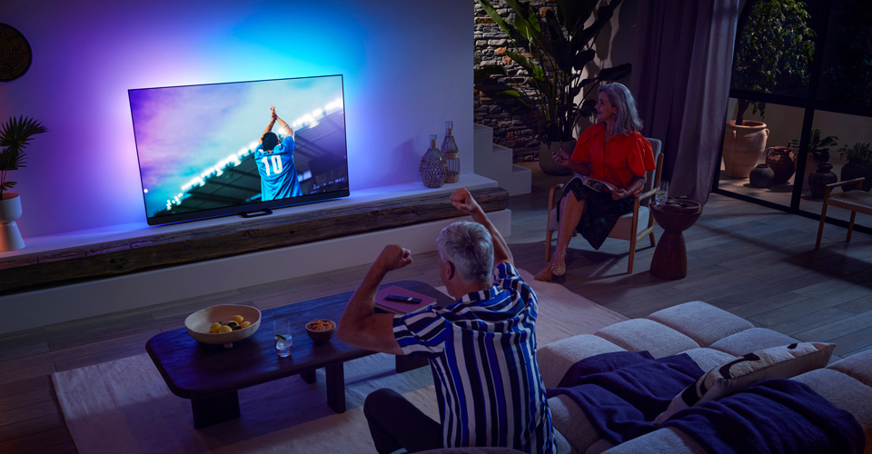 La famille regarde un match avec un téléviseur OLED